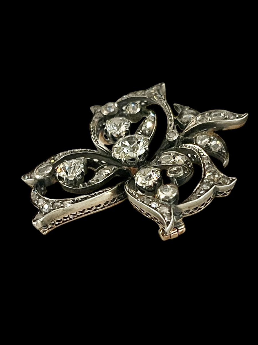 Broche Volutes Sertie De Diamants XIXème Siècle