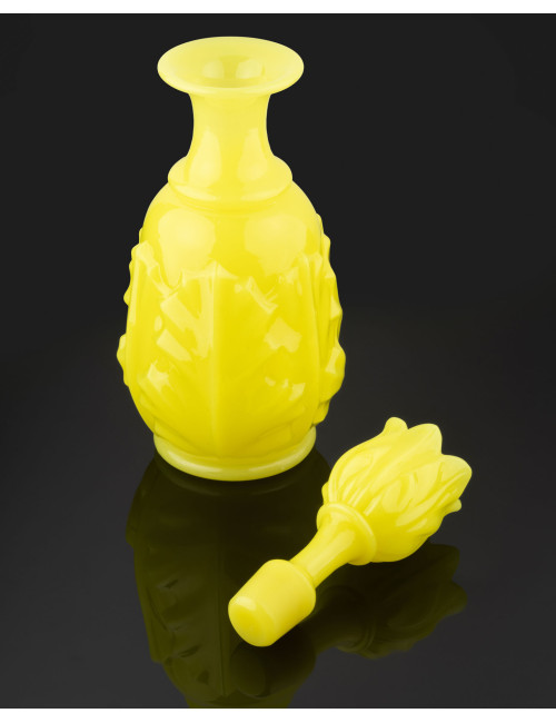 BACCARAT : Grand Flacon en opaline jaune