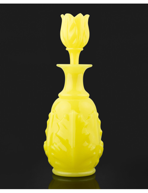 BACCARAT : Grand Flacon en opaline jaune