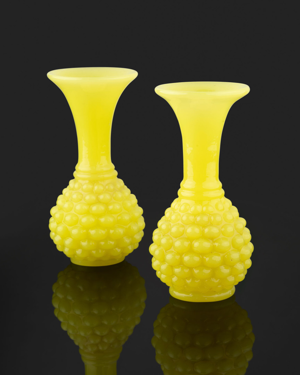 Paire de vases en opaline jaune des cristalleries de Baccarat