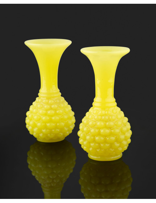 Paire de vases en opaline jaune des cristalleries de Baccarat