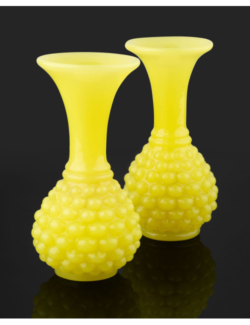 Paire de vases en opaline jaune des cristalleries de Baccarat