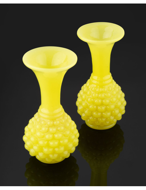 Paire de vases en opaline jaune des cristalleries de Baccarat