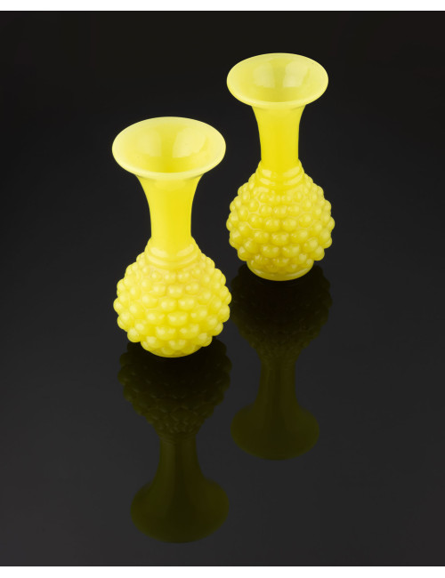 Paire de vases en opaline jaune des cristalleries de Baccarat