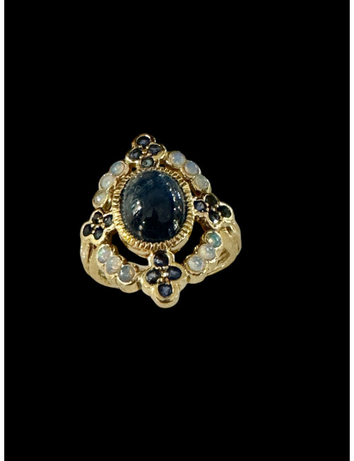 Bague ornée d'un saphir étoilé et d'opales