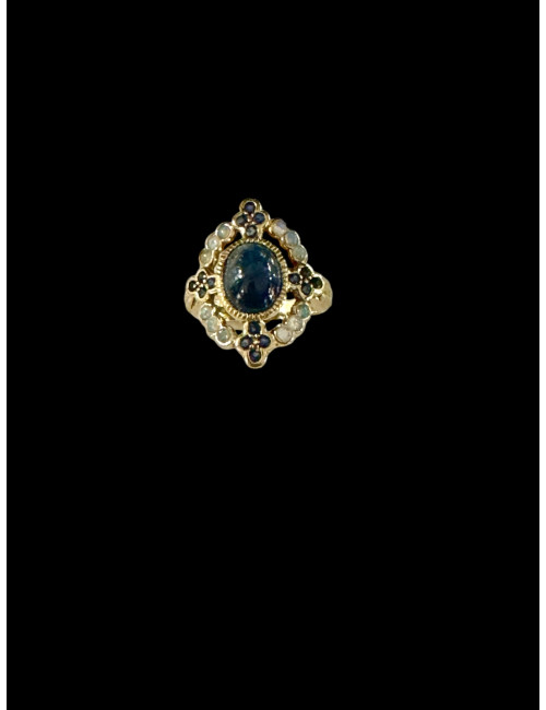 Bague ornée d'un saphir étoilé et d'opales