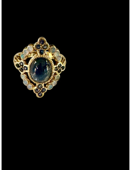 Bague ornée d'un saphir étoilé et d'opales