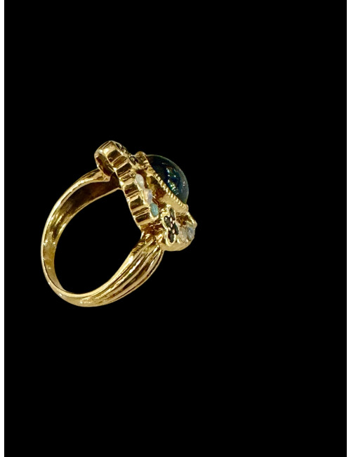 Bague ornée d'un saphir étoilé et d'opales