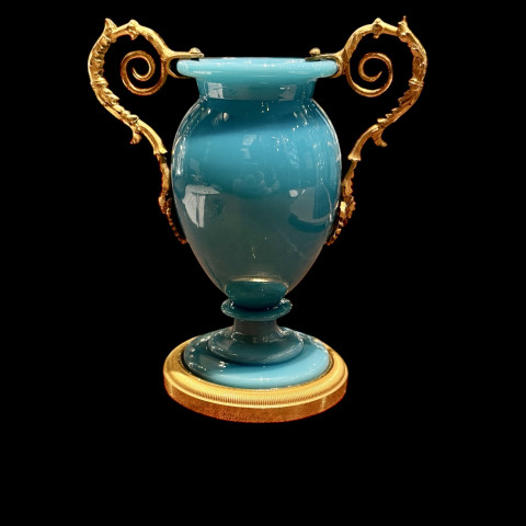 Vase en opaline turquoise...