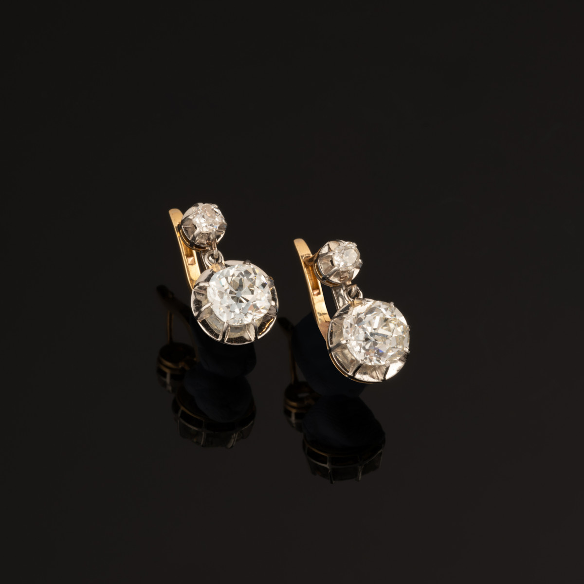 Paire des boucles d'oreilles dormeuses en or et diamants