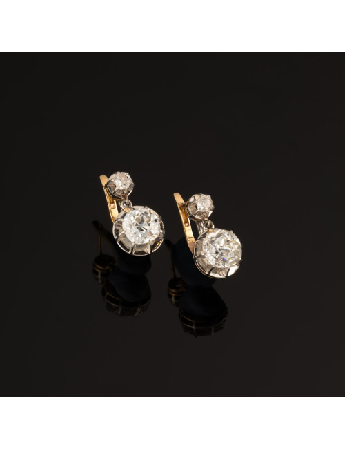 Paire des boucles d'oreilles dormeuses en or et diamants