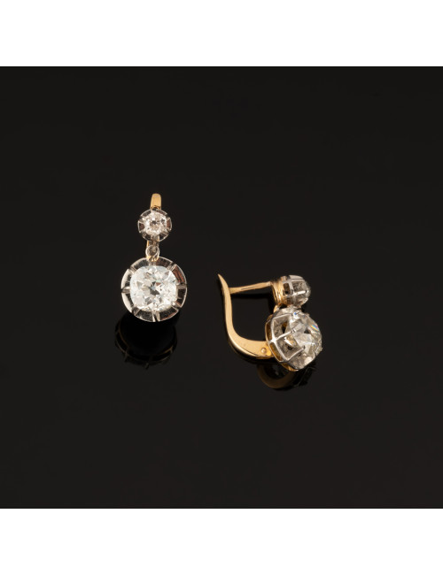 Paire des boucles d'oreilles dormeuses en or et diamants