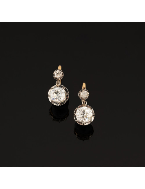 Paire des boucles d'oreilles dormeuses en or et diamants