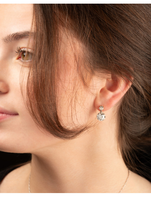 Paire des boucles d'oreilles dormeuses en or et diamants