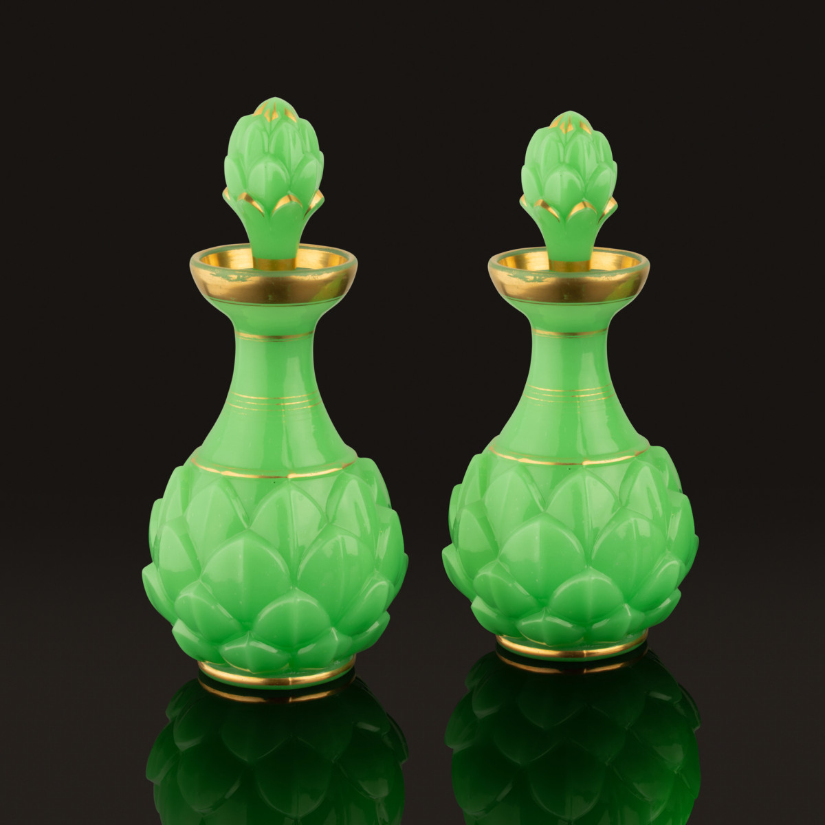 BACCARAT : paire de flacons en opaline verte