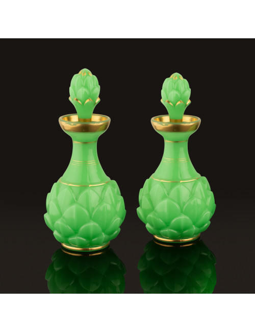 BACCARAT : paire de flacons en opaline verte