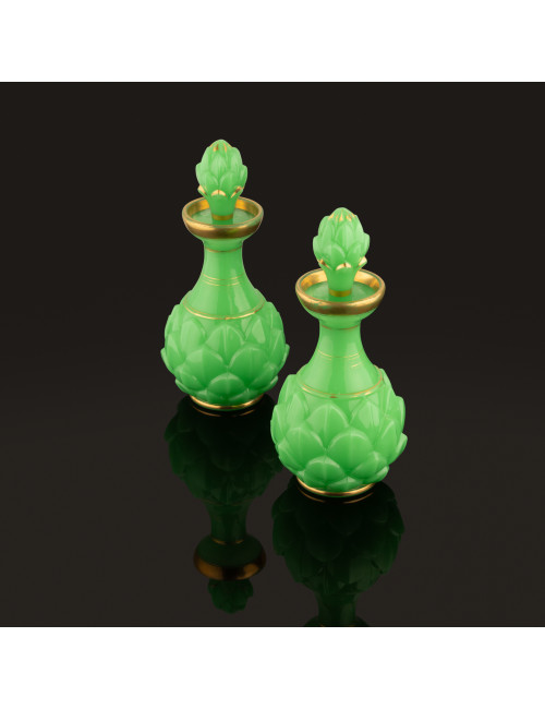 BACCARAT : paire de flacons en opaline verte