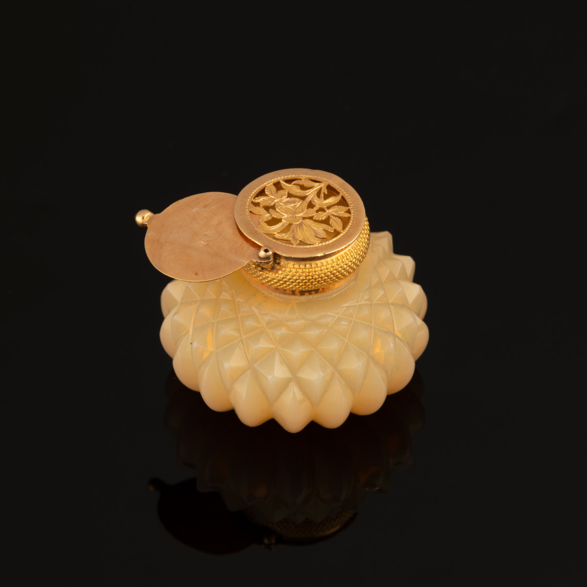 Rare vinaigrette en opaline jaune et or d'époque Charles X