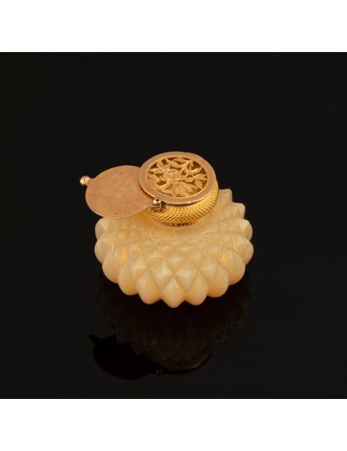 Rare vinaigrette en opaline jaune et or d'époque Charles X