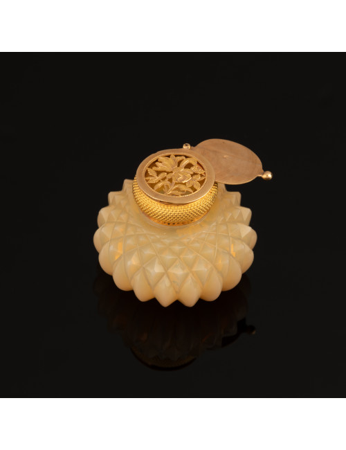 Rare vinaigrette en opaline jaune et or d'époque Charles X