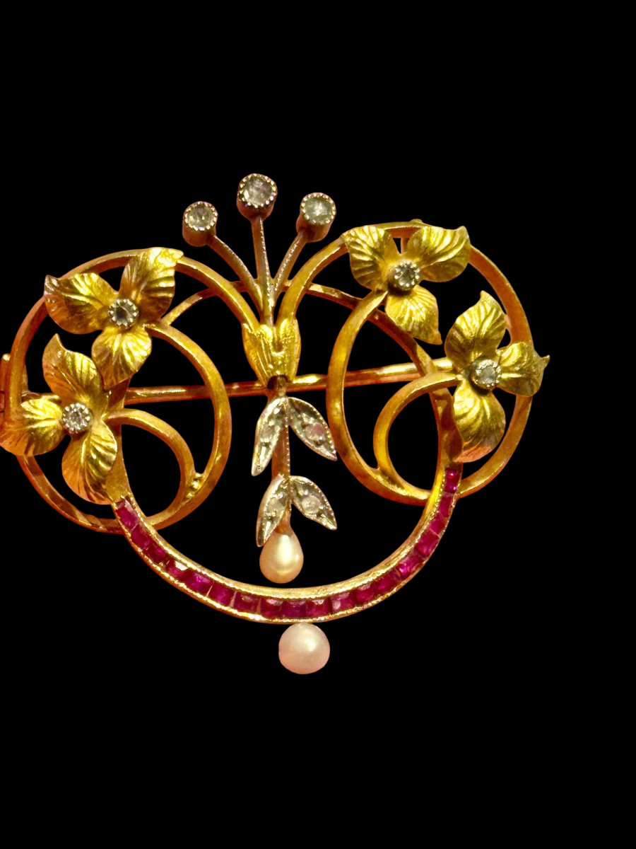 Broche Art-Nouveau en or, rubis et diamants