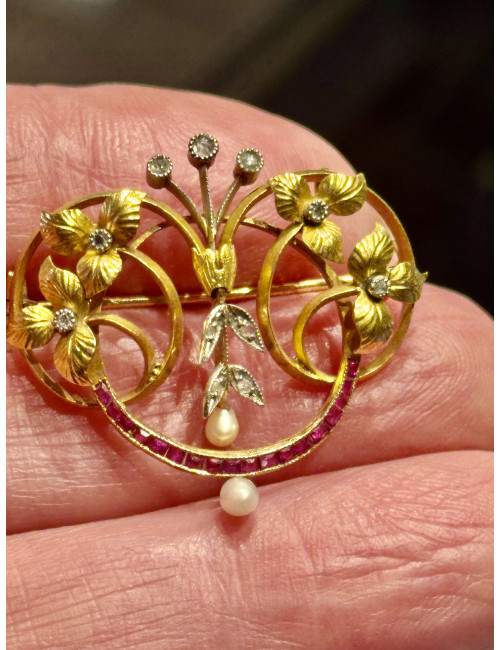 Broche Art-Nouveau en or, rubis et diamants